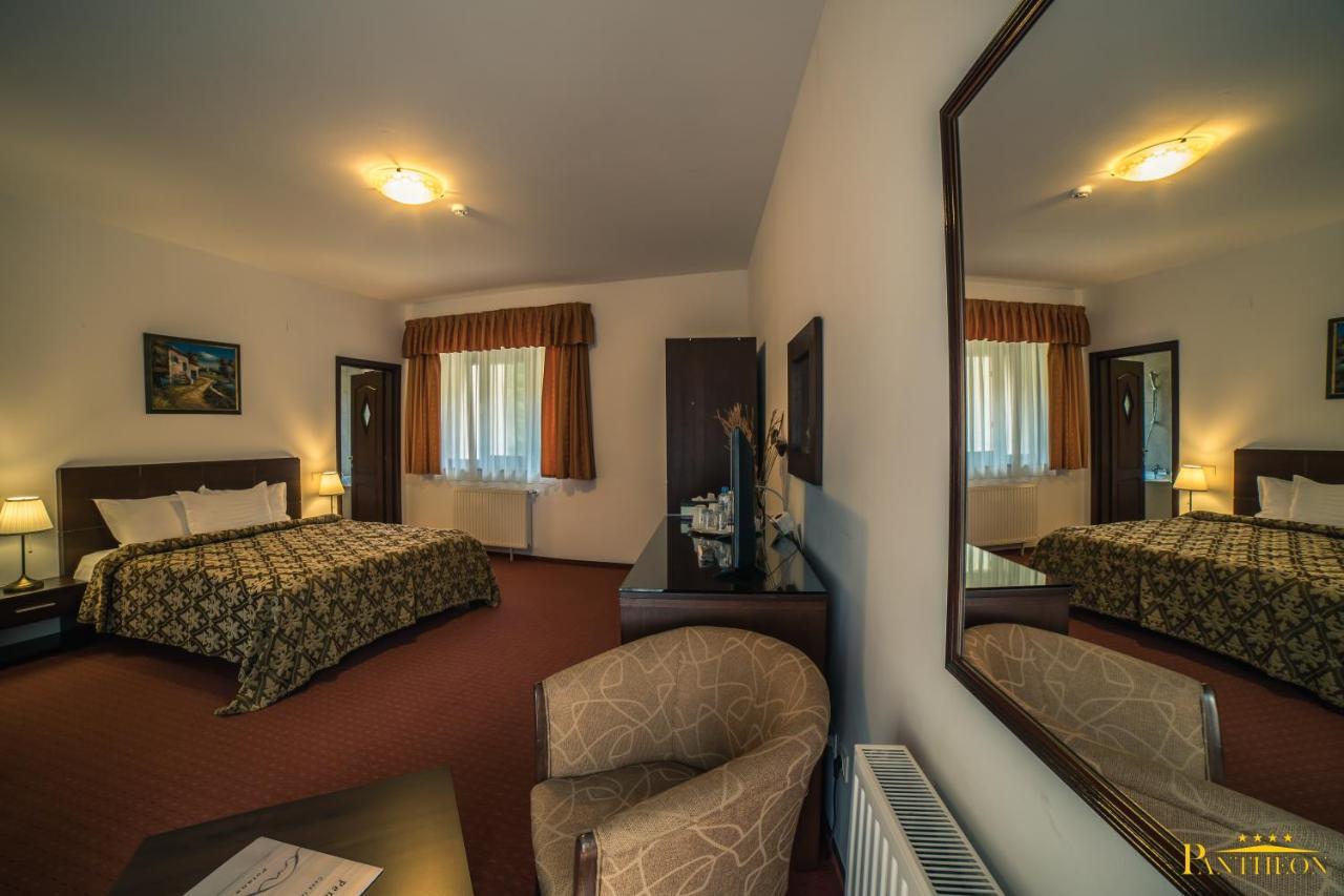 Pension Pantheon Poiana Brasov Bagian luar foto